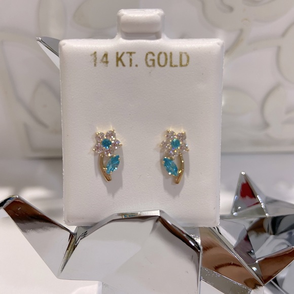 14KT. Gold Flower studs